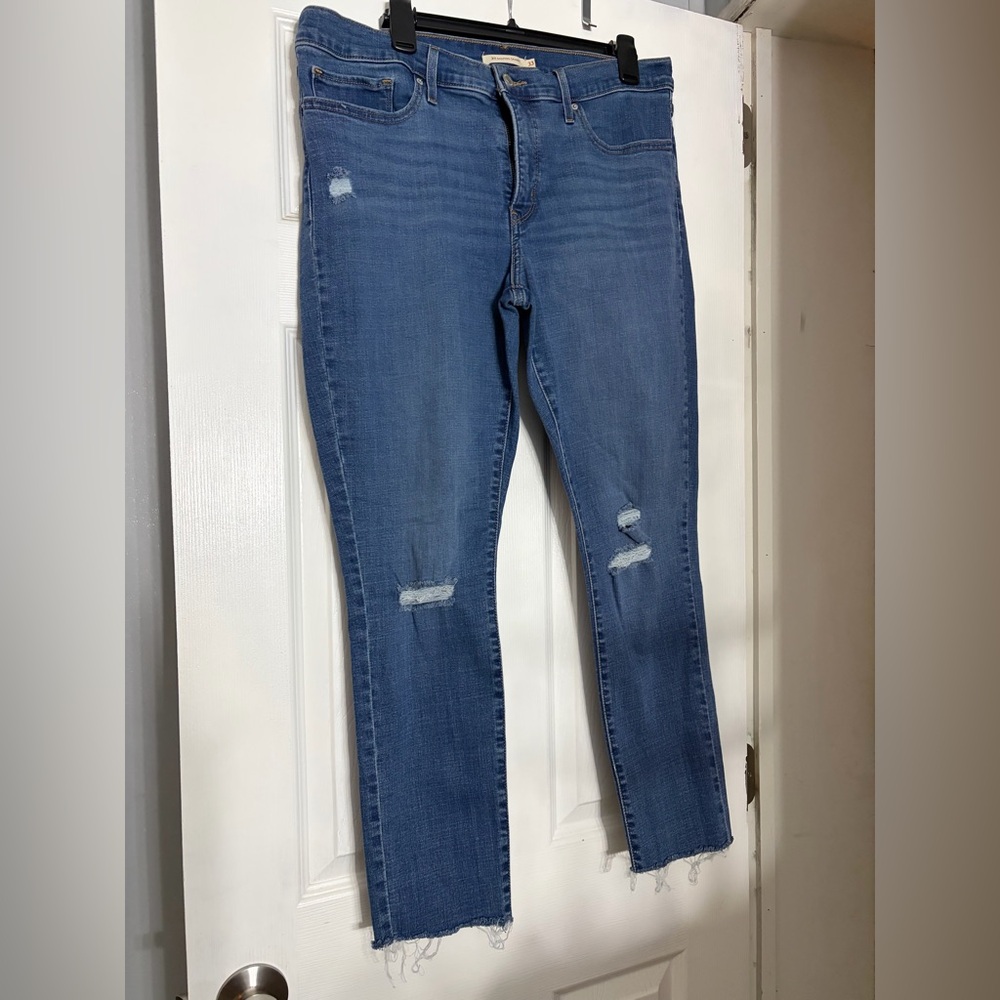 Levi's Light Blue Skinny Jeans Ladies size 33 or 14-16. Fit like a 16